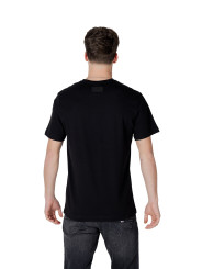 Mann trägt Ea7 schwarzes T-Shirt