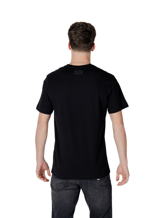 Mann trägt Ea7 schwarzes T-Shirt