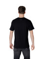 Mann trägt Ea7 schwarzes T-Shirt