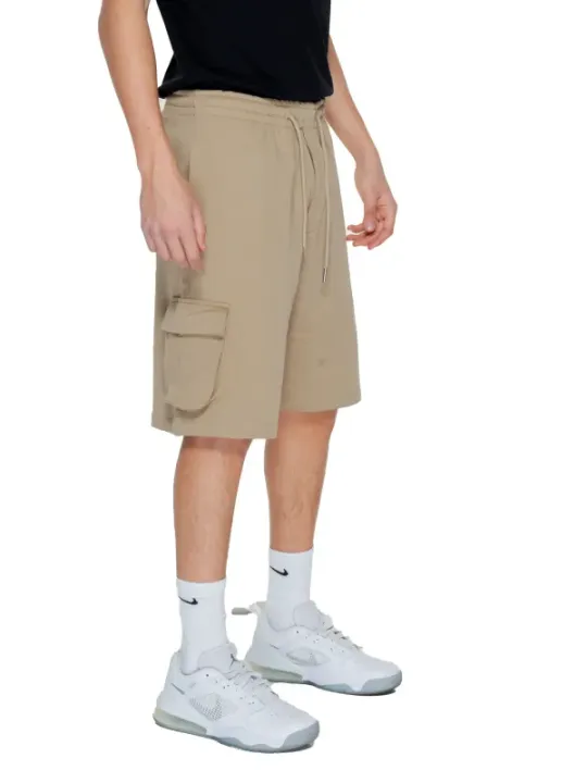 Khaki-Shorts mit Nike-Schuhen