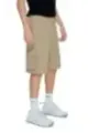 Khaki-Shorts mit Nike-Schuhen