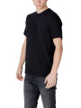 Schwarzes T-Shirt mit grauer Jeans