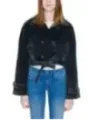 Schwarze Cropped-Denimjacke mit Gürtel