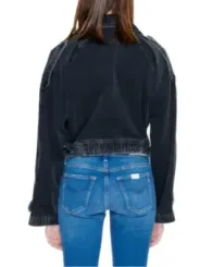 Dunkelblaue Jeansjacke und Jeans