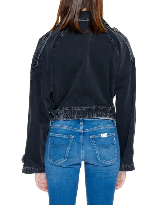 Dunkelblaue Jeansjacke und Jeans