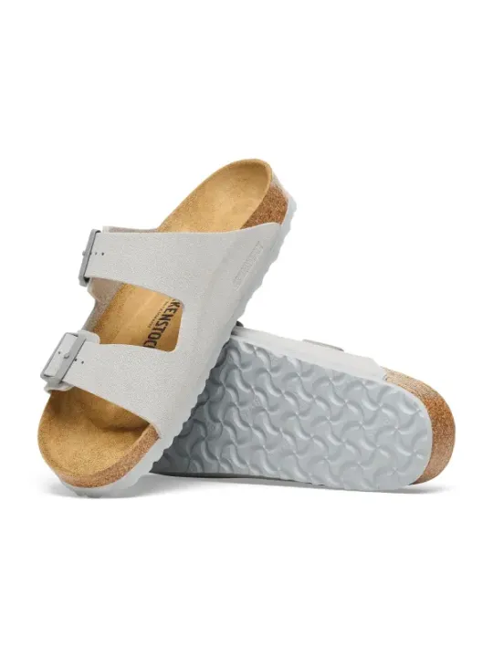 Weiße Birkenstock-Sandalen mit Riemen