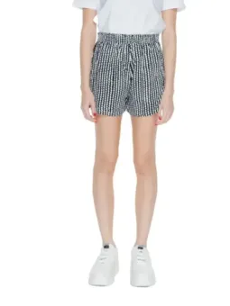 Gestreifte Shorts und weiße Schuhe