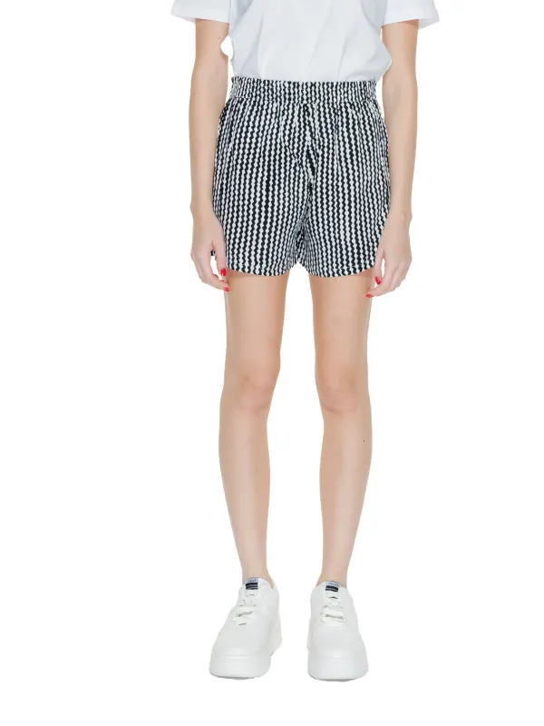 Gestreifte Shorts und weiße Schuhe Gestreifte Shorts und weiße Schuhe