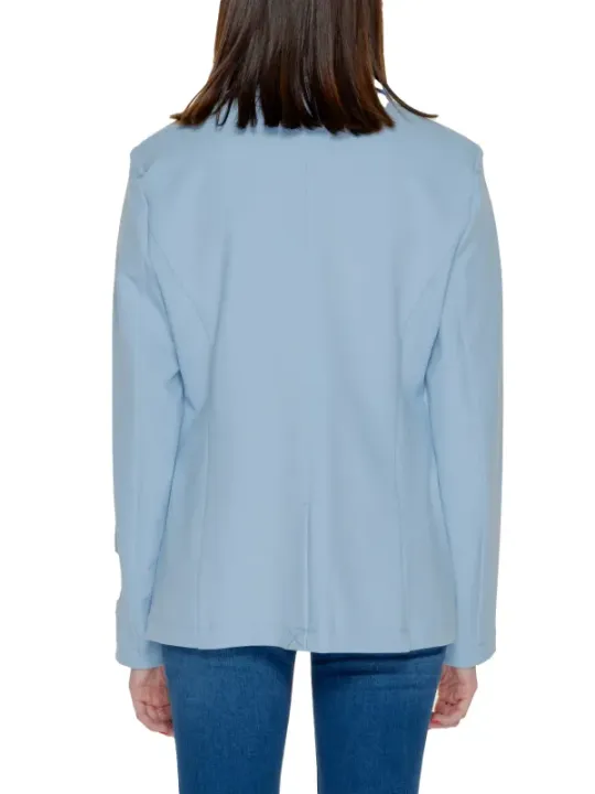 Helle blaue Blazer und Jeans