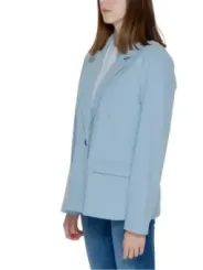 Hellerblauer Damenblazer mit Jeans