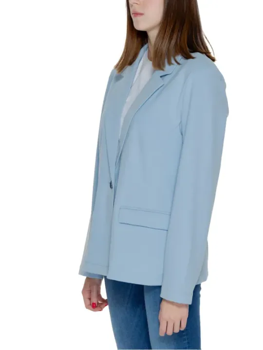 Hellerblauer Damenblazer mit Jeans