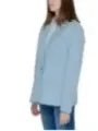 Hellerblauer Damenblazer mit Jeans