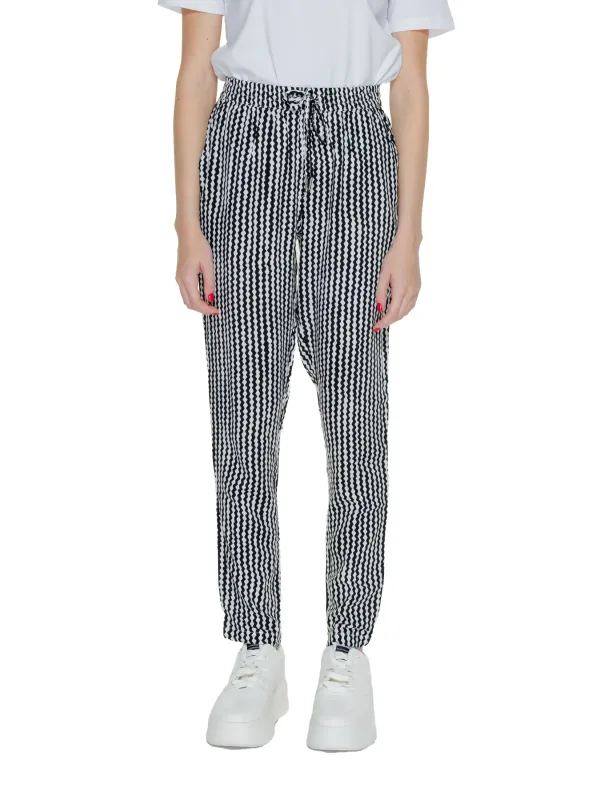 Only 474493 Hose mit weißen Schuhen Only 474493 Hose mit weißen Schuhen