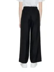 Weite schwarze Hosen mit Sneakern