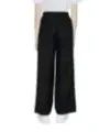 Weite schwarze Hosen mit Sneakern
