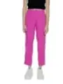 Rosa cropped Hose schwarzes Top