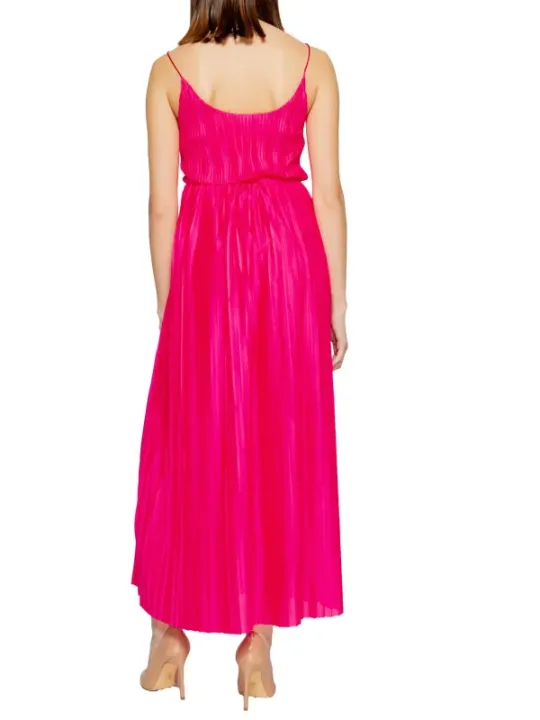 Langes, glänzendes, pinkes Kleid hinten