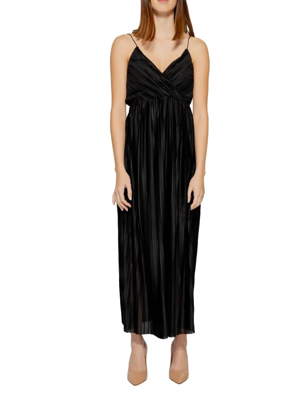 Schwarzes Sommerkleid mit Spaghetti-Trägern Schwarzes Sommerkleid mit Spaghetti-Trägern