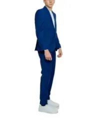 Junge im blauen Anzug