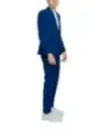 Junge im blauen Anzug
