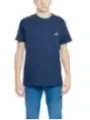 Junge in blauem Hydra-Outfit