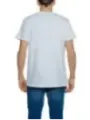 Junge trägt weißes Hydra T-Shirt