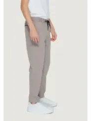 Khaki-Hose weißes Hemd Schuhe