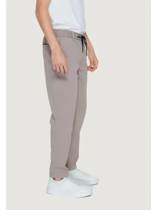 Khaki-Hose weißes Hemd Schuhe