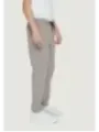 Khaki-Hose weißes Hemd Schuhe