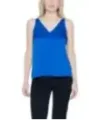 Blaue V-Ausschnitt Top schwarze Hose