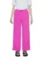 Pinke Schlaghosen mit schwarzen Sandalen