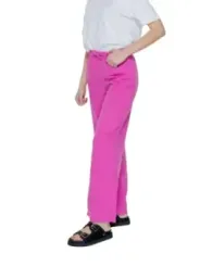 Weißes Hemd, pinke Stoffhose