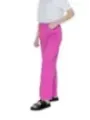 Weißes Hemd, pinke Stoffhose