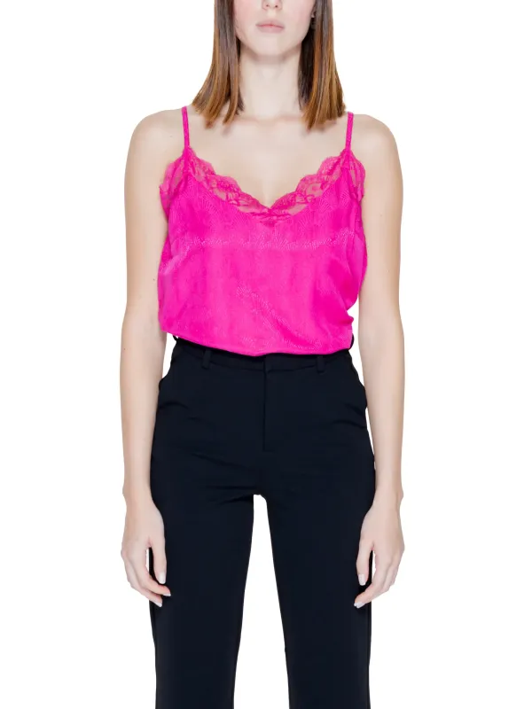 Rosa Top und schwarze Hose Rosa Top und schwarze Hose