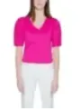 Rosa Spitzenhemd weiße Hose