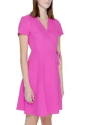 Pinkes Wickelkleid mit kurzem Schnitt