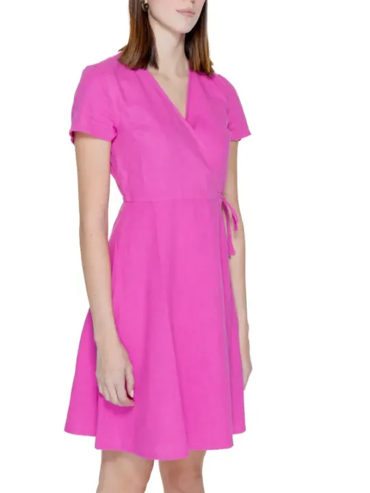Pinkes Wickelkleid mit kurzem Schnitt