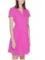 Pinkes Wickelkleid mit kurzem Schnitt