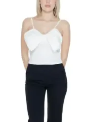 Weißes Top mit schwarzen Hosen