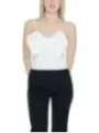 Weißes Top mit schwarzen Hosen