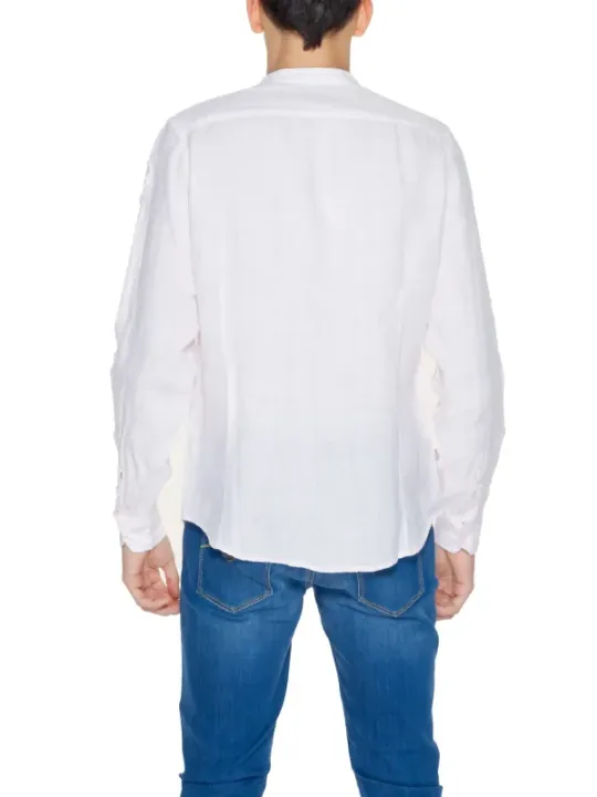 Weißes Hemd mit blauen Jeans