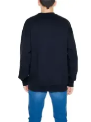 Mann trägt schwarzes Underclub Sweatshirt