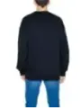 Mann trägt schwarzes Underclub Sweatshirt
