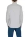 Mann trägt weißes Hemd Hose