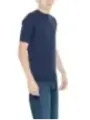 Junge trägt Jeans und T-Shirt