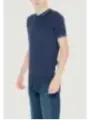 Blaues Polohemd mit weißem Logo