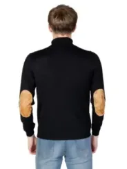 Mann trägt schwarzen Martini Pullover