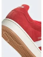 Rote Adidas Wildlederschuhe mit weißen Akzenten