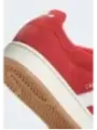Rote Adidas Wildlederschuhe mit weißen Akzenten