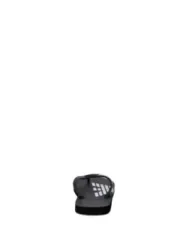 Schwarze Kappe mit weißem Logo
